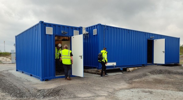 Reningsanläggningen för PFAS-förorenat dräneringsvatten vid Arlanda, inrymd i blå containrar