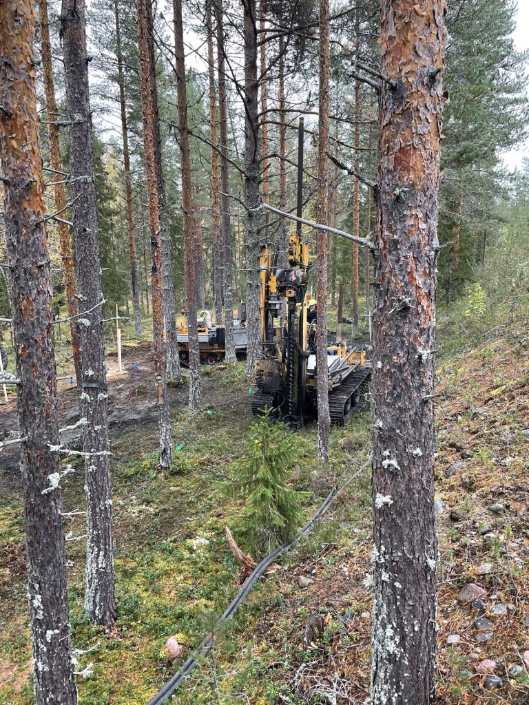 Borrigg injekterar aktivt kol i tallskog nedströms brandövningsplatsen vid Örnsköldsvik Airport
